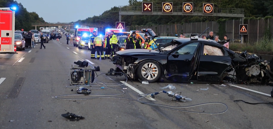 Tre të rinj humbin jetën nga një aksident i rëndë mes nëntë automjetesh në Frankfurt (PAMJE)