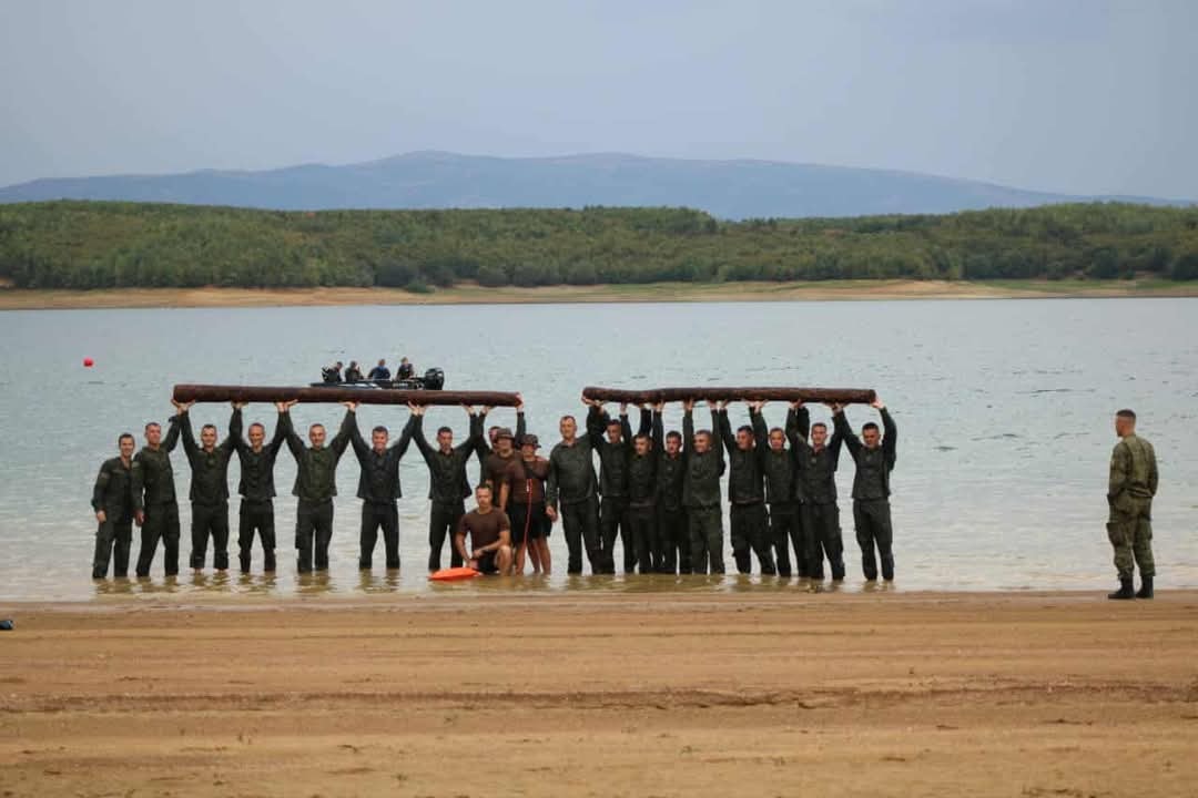“Mbijetesa mbi ujë” – Maqedonci publikon fotografi nga trajnimi sfidues i ushtarëve