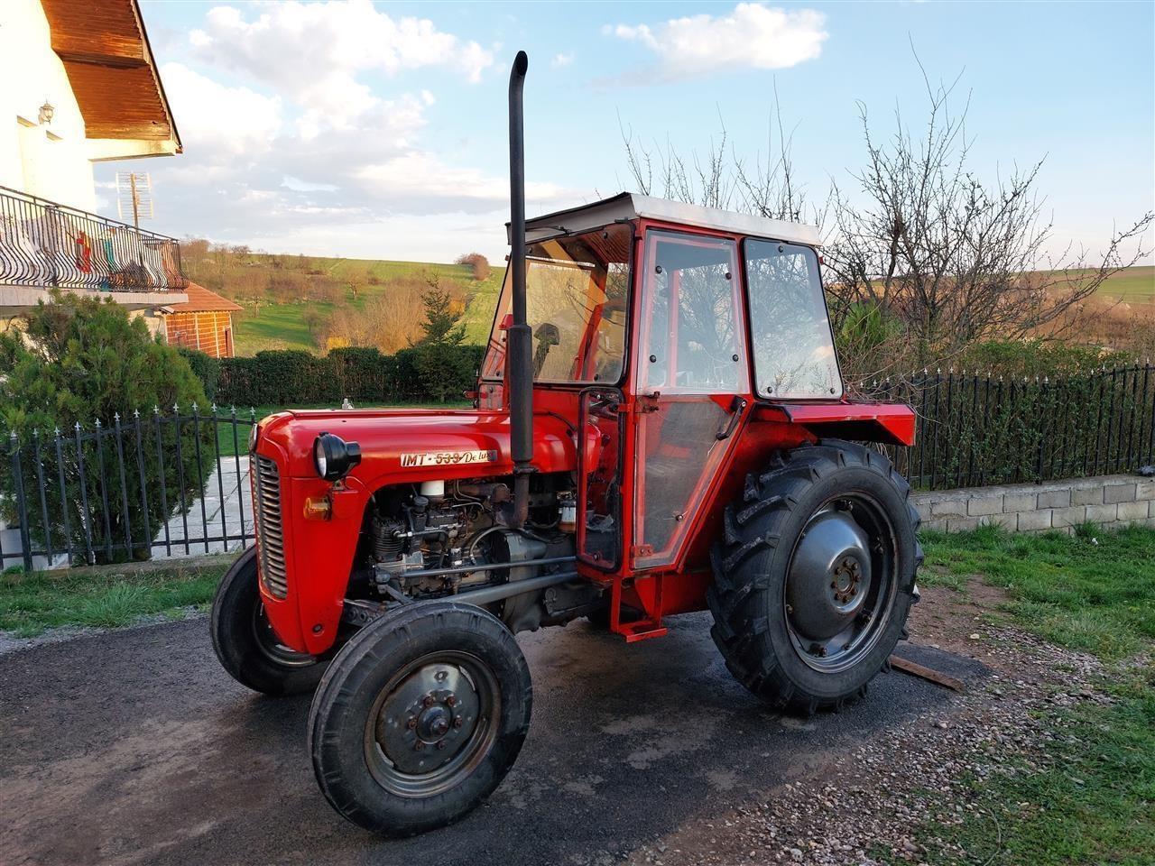 Vidhet traktori pa targa në garazhin e një shtëpie në Prishtinë