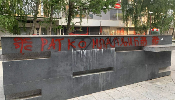 Sërish grafite në Bujanoc me emrin e kriminelit të luftës Ratko Mlladiq