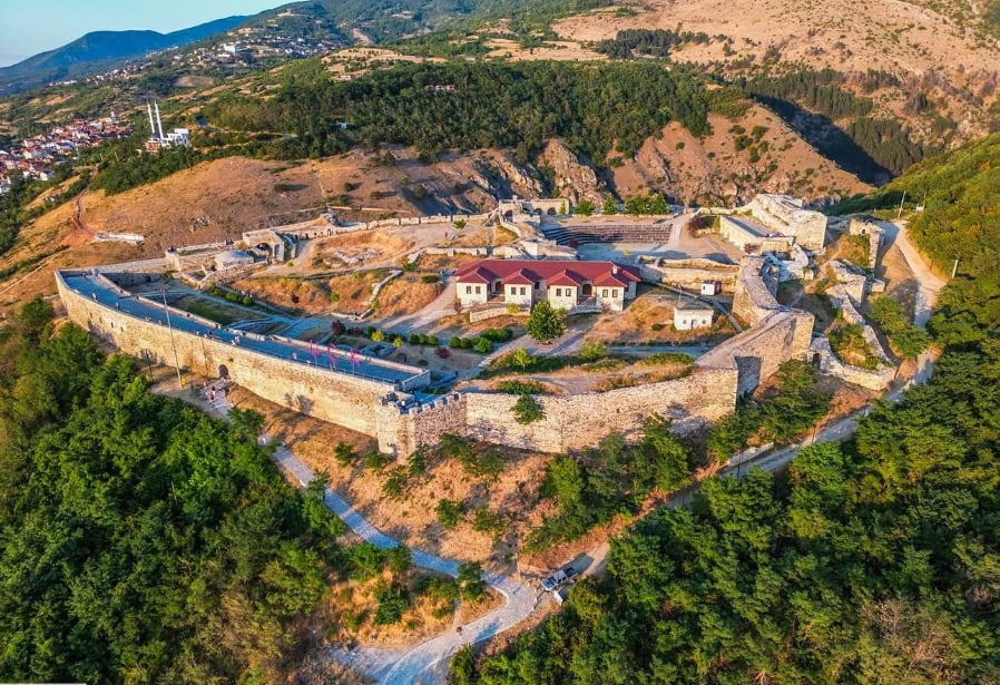 Avokati ngre dyshime për vdekjen e 71 vjeçarit, i cili ra nga Kalaja e Prizrenit