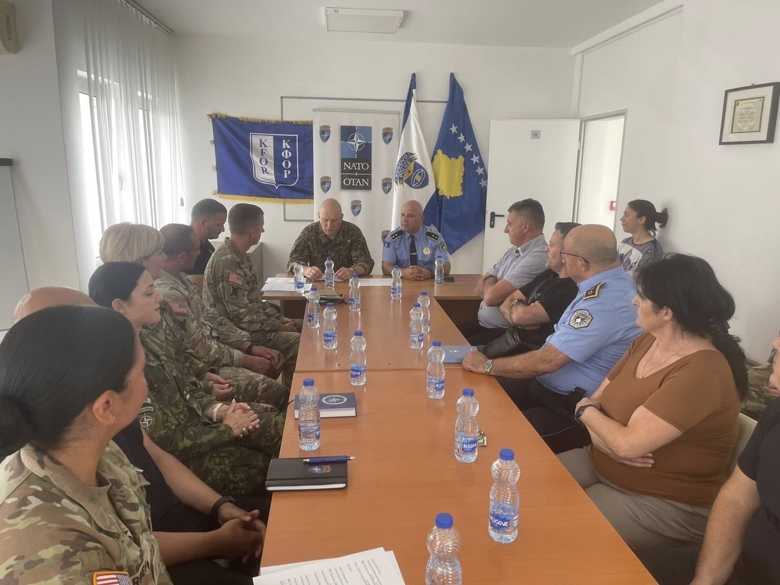 KFOR-i dhuron donacion për dhomat mike të policisë në Graçanicë