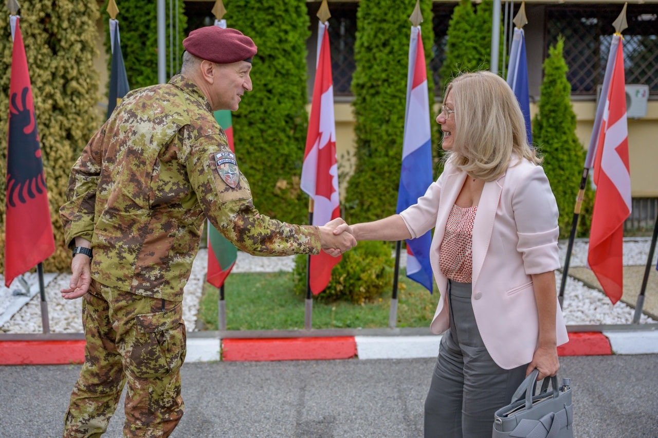 Gjeneral Major Barduani pret në takim diplomaten greke, flasin për sigurinë dhe dialogun Kosovë-Serbi