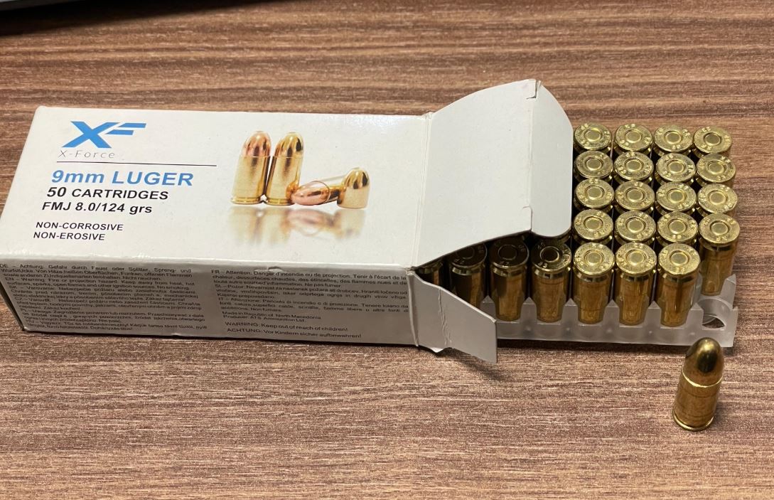 Dogana sekuestron 50 fishekë në pikën kufitare të Hanit të Elezit