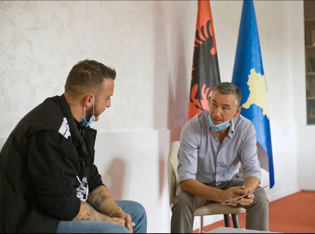 “Hajde bënaj naj foto, se ku me ditë kur shihemi më”: Mozzik-u ndan bisedën e fundit që pati me Veselin në Kosovë