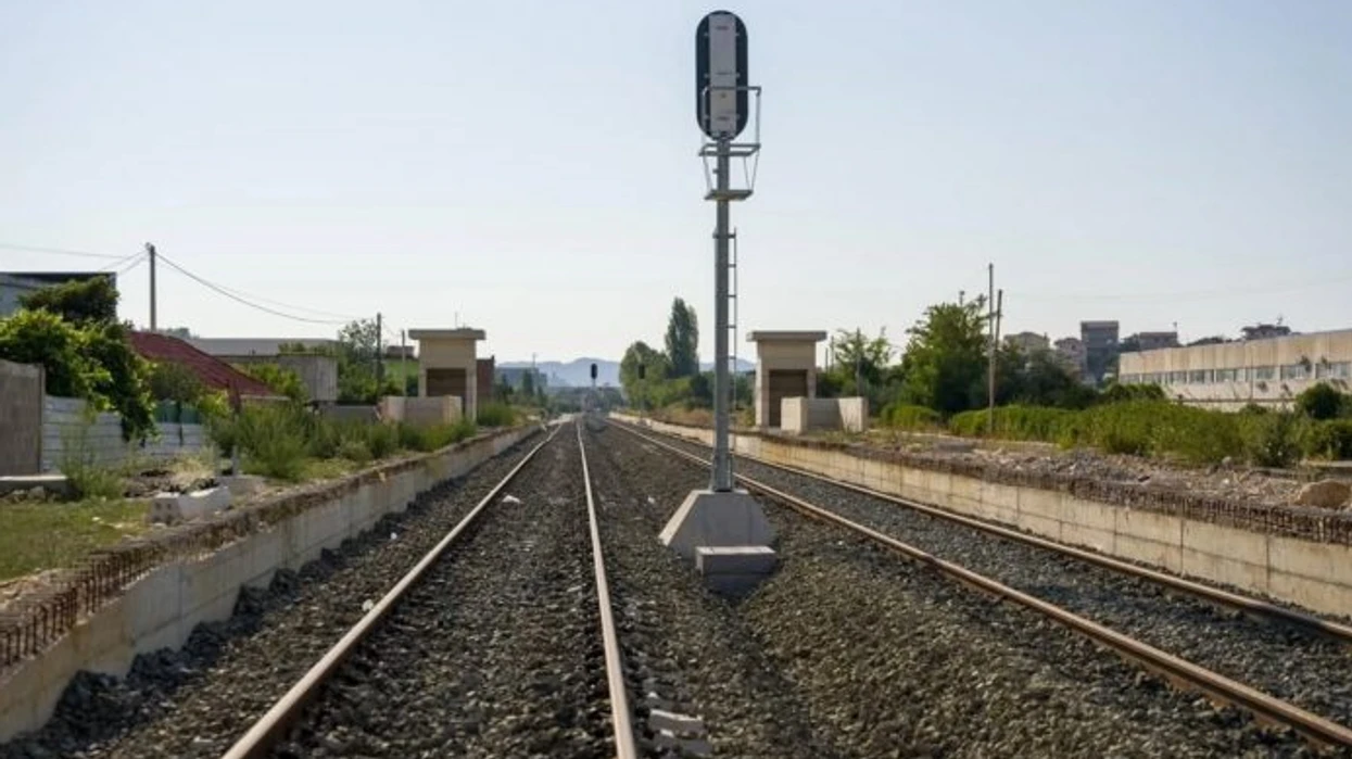 Hekurudha Tiranë-Durrës-Rinas nis operimin me tren elektrik në 2027-ën