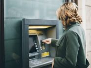 Bankomatët dhe tërheqjet e parave po zvogëlohen në Zvicër, pse po ndodh kjo?