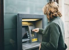 Bankomatët dhe tërheqjet e parave po zvogëlohen në Zvicër, pse po ndodh kjo?
