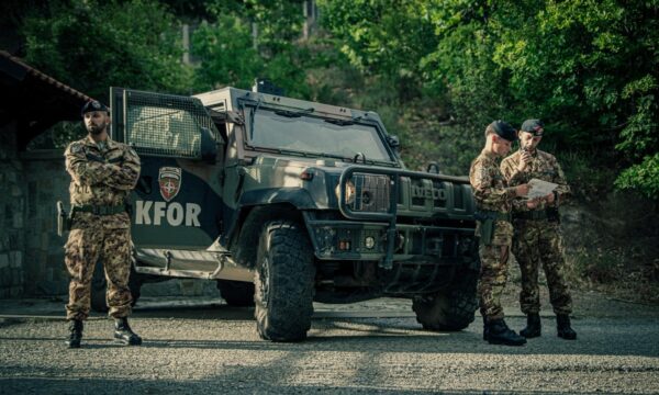 Ushtarët italianë të KFOR-it patrullojnë në komunën e Istogut