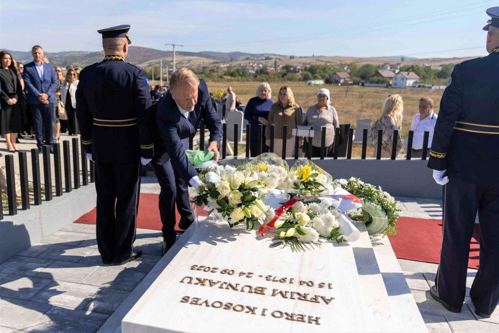 Orav bën homazhe te varri i heroit Afrim Bunjaku: Autorët të japin përgjegjësi, Serbia t’i kap ata e t’i ndjekë penalisht