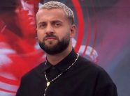 Luiz Ejlli merr pjesë në ceremoninë e varrimit të vëllait të Gjestit (FOTO)