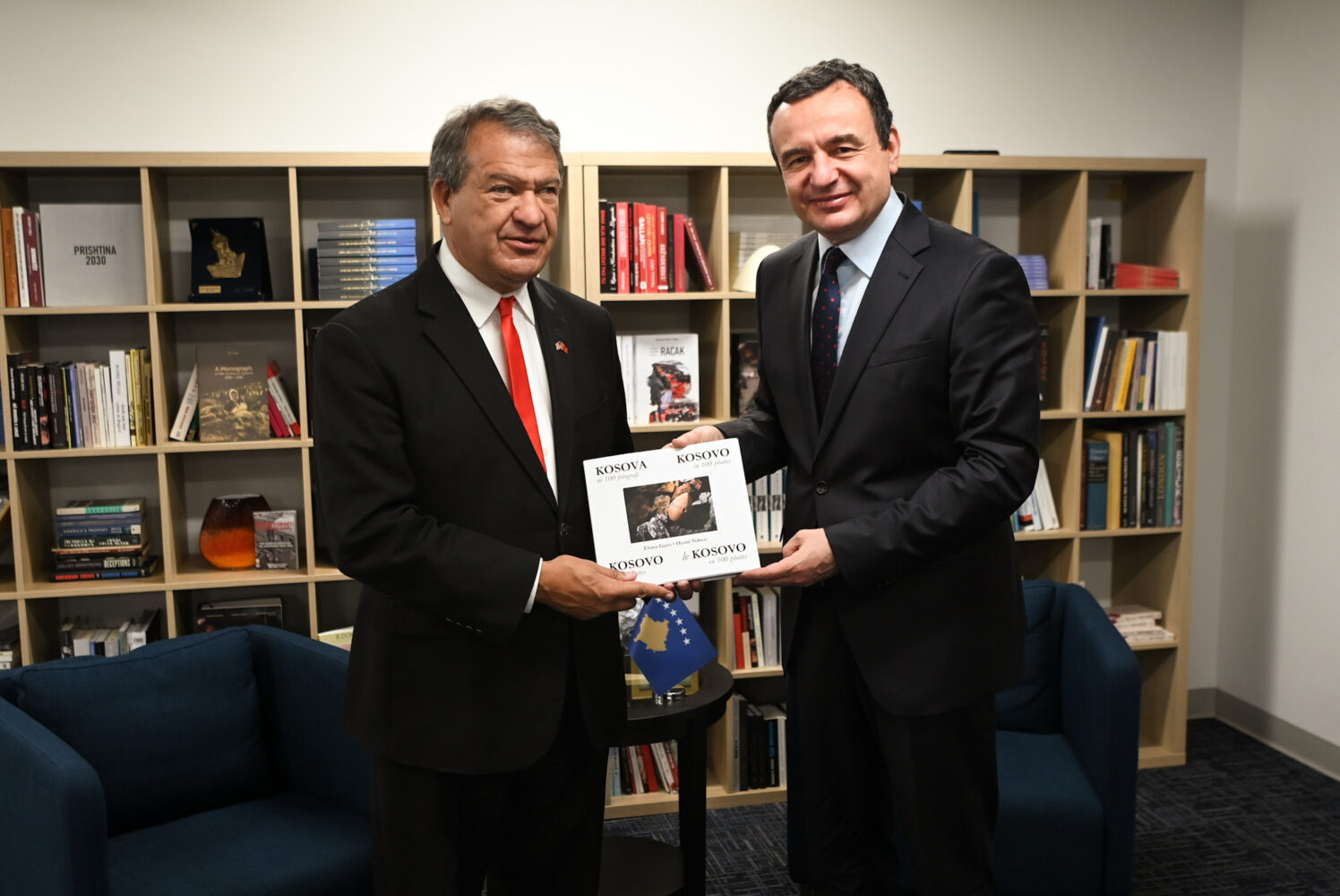 Kurti takon kongresistin amerikan, diskutojnë për zhvillimet e fundit në Kosovë dhe rajon