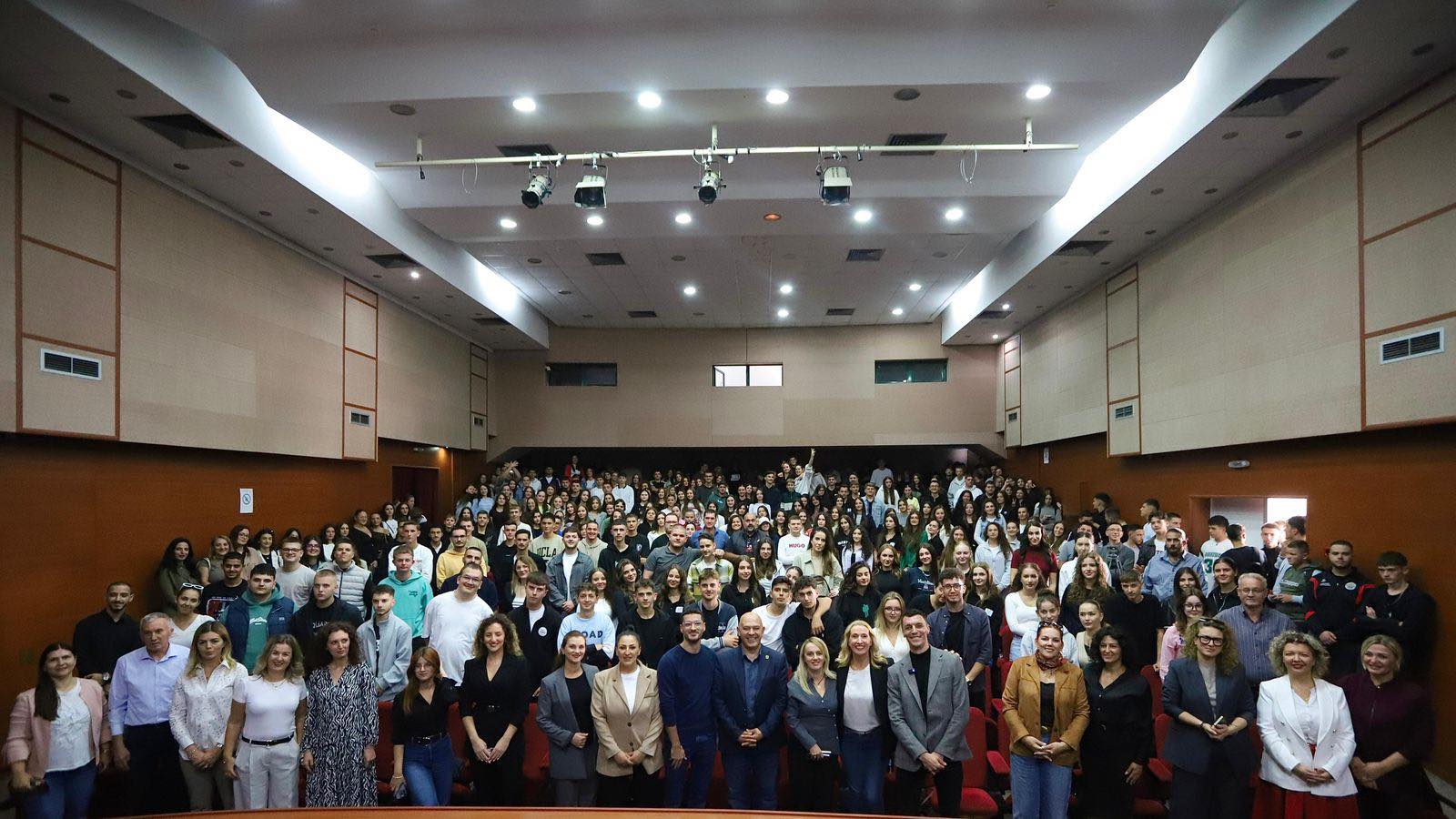 Gjakova pjesë e programit ndërkombëtar “Youth Empowered” për fuqizimin e të rinjve