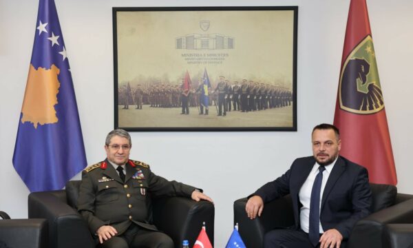 Maqedonci e pret në takim shefin e Përgjithshëm të Forcave të Armatosura të Turqisë