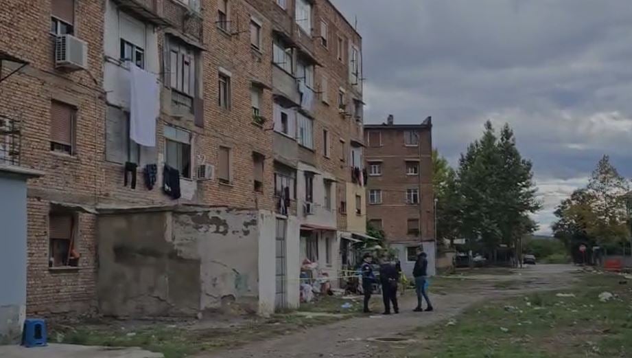 13-vjeçarja u hodh nga kati i tretë i banesës, dëshmia tronditëse e nënës: E bëri sepse e rrihnin dhe e tallnin në lagje