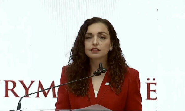 Osmani e Kurti me çmime nga UP, Presidentja e mbytë modestinë: Një komb që nderon dijen, s’ka arsye të frikësohet nga e ardhmja