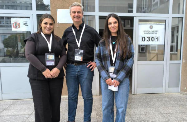 Ambasadori britanik viziton qendrat e votimit në Drenas: Të lumtur që më shumë njerëz po dilnin për të votuar në pasdite