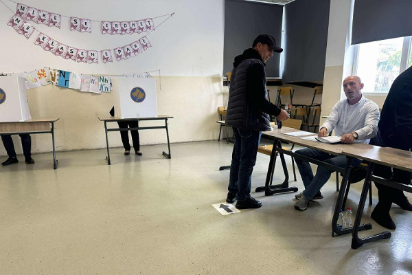 Një 18-vjeçar dyshohet se fotografoi votën në Mitrovicë, shoqërohet në polici