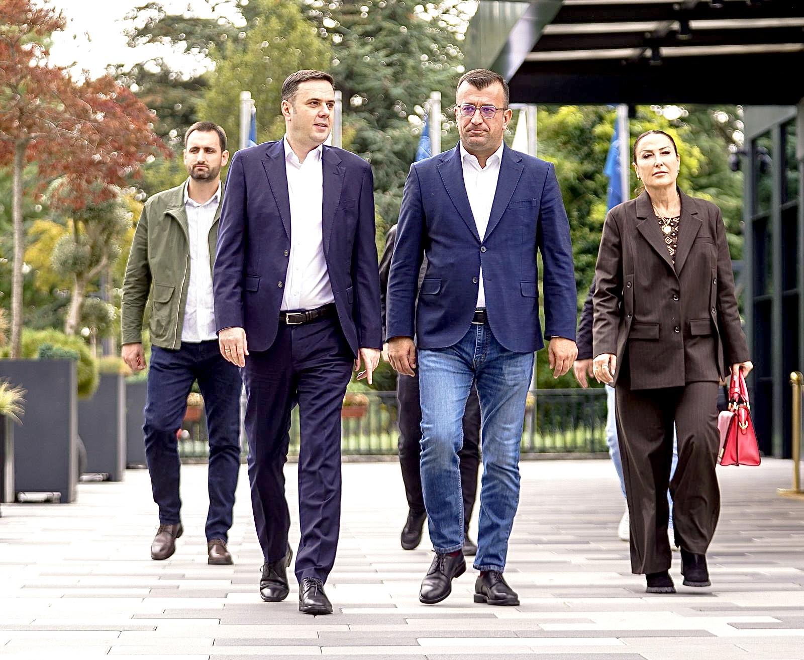 Abdixhiku për kafe në Istog, uron Feratin për fitore: Na bë siç di ti, krenarë e faqebardhë