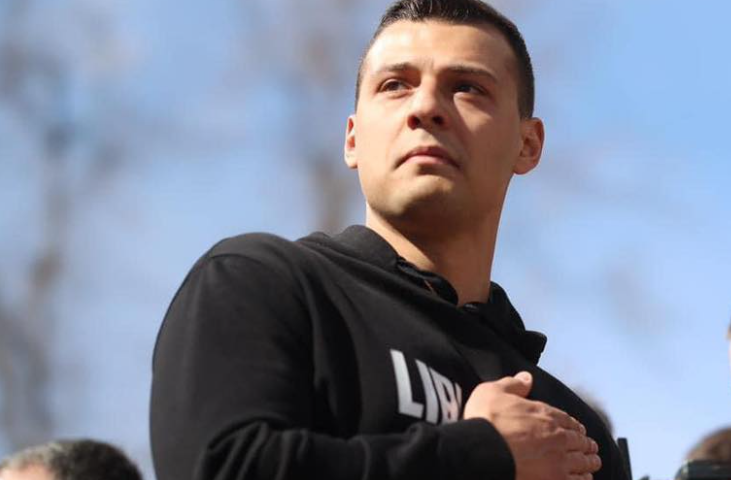 “A jeni gati?” – Endrit Thaçi rishpërndan thirrjen për protestën në Tiranë