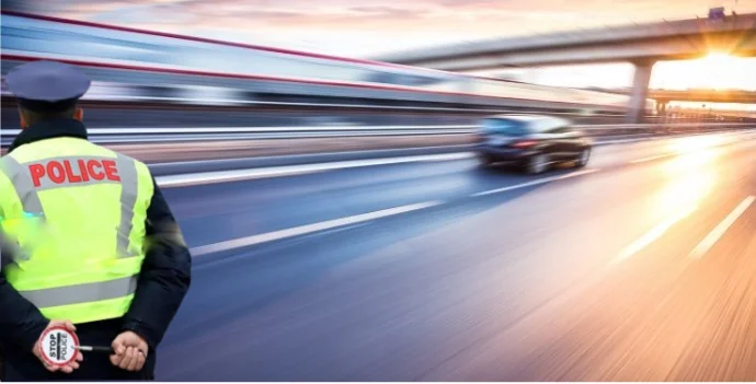 Dy shoferë ndëshkohen për gara të kundërligjshme në Mitrovicë