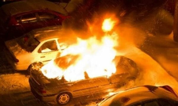 Digjen pesë vetura në një autosallon, i dyshuari fillimisht merr tretman në psikiatri pastaj dërgohet në mbajtje