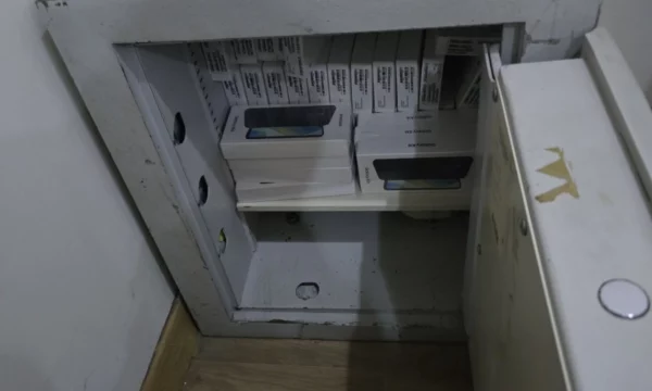 Dogana sekuestron telefona të padeklaruar në Prishtinë, u gjetën në një nga bodrumet e një objekti