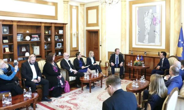 Dimal Basha mirëpret në takim delegacionin e deputetëve finlandez: Jemi popull që besojmë në vlerat perëndimore