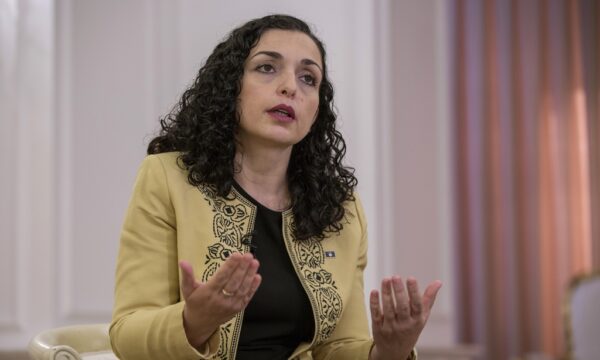 Presidentja Osmani nuk merr pjesë në protestën në Tiranë