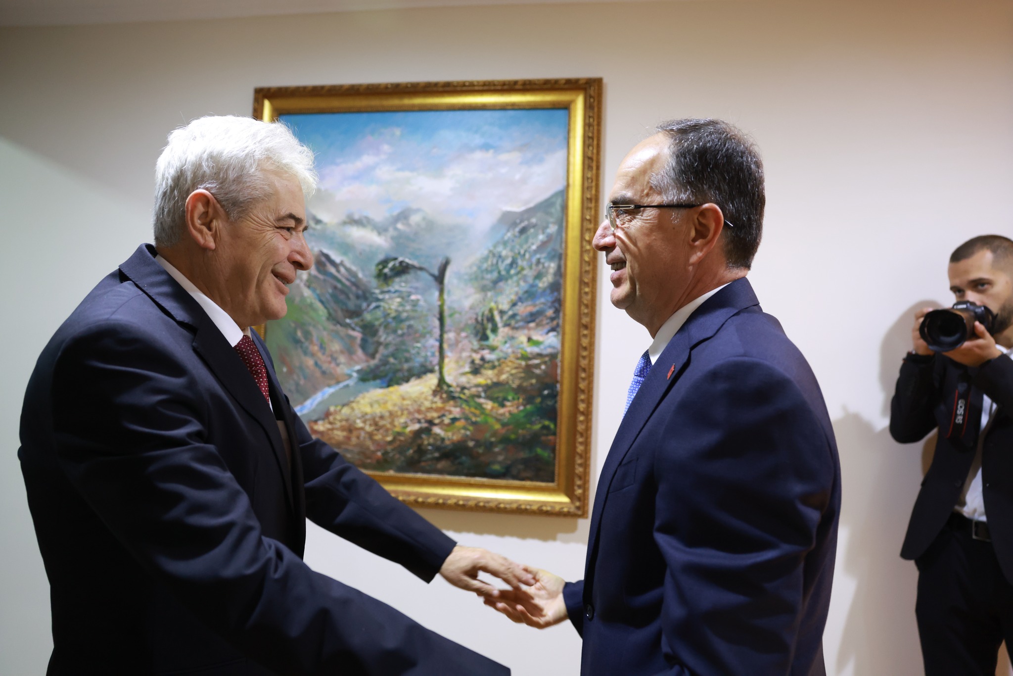 Protesta për çlirimtarët: Ali Ahmeti mbërrin në Tiranë, pritet nga Presidenti Begaj