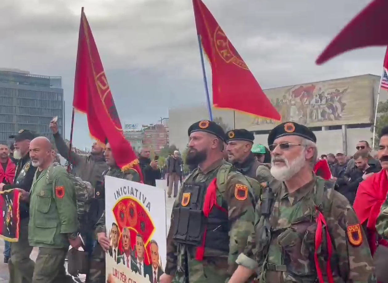 Më pak se dy orë nga nisja e tubimit, sheshi “Skënderbej” në Tiranë ‘vishet’ kuq e zi