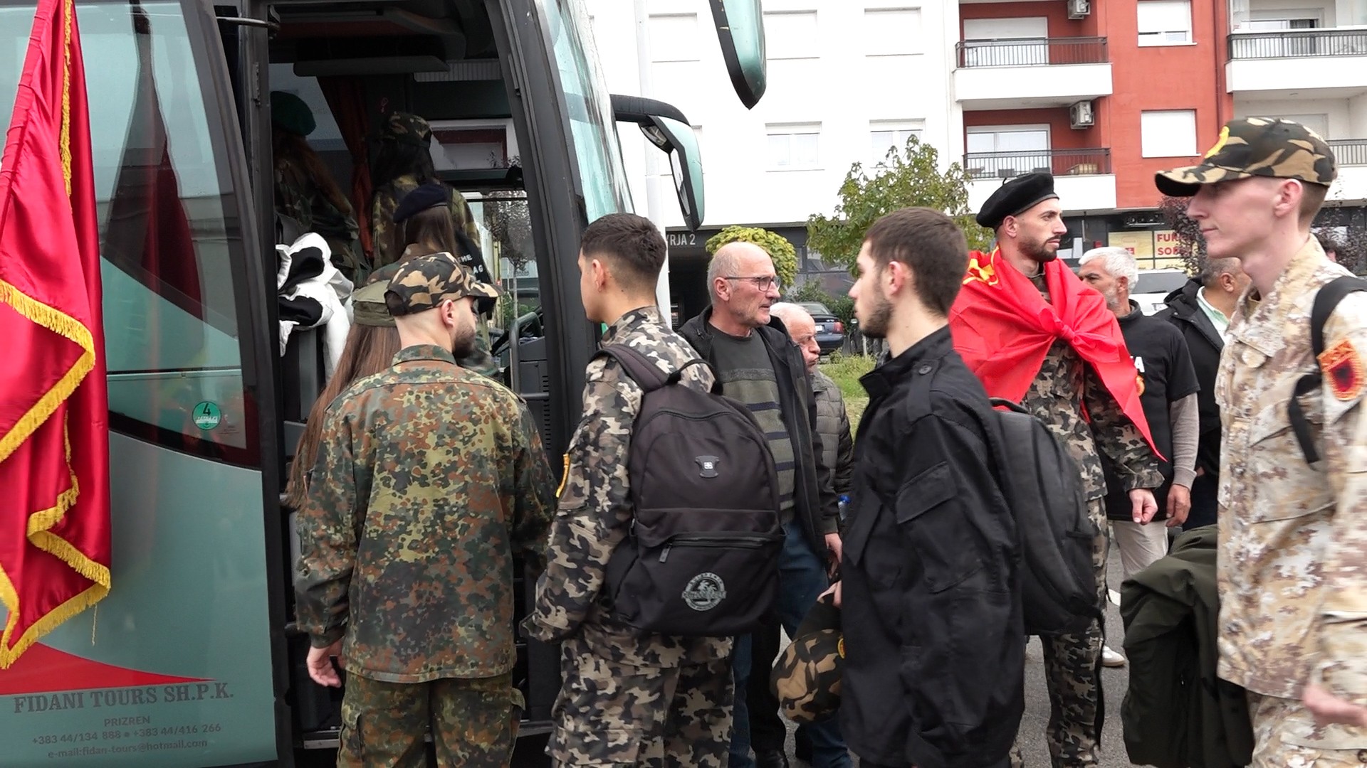 Prizreni i bashkohet protestës së madhe në mbrojtje të UÇK-së, autobusët u siguruan nga komuna