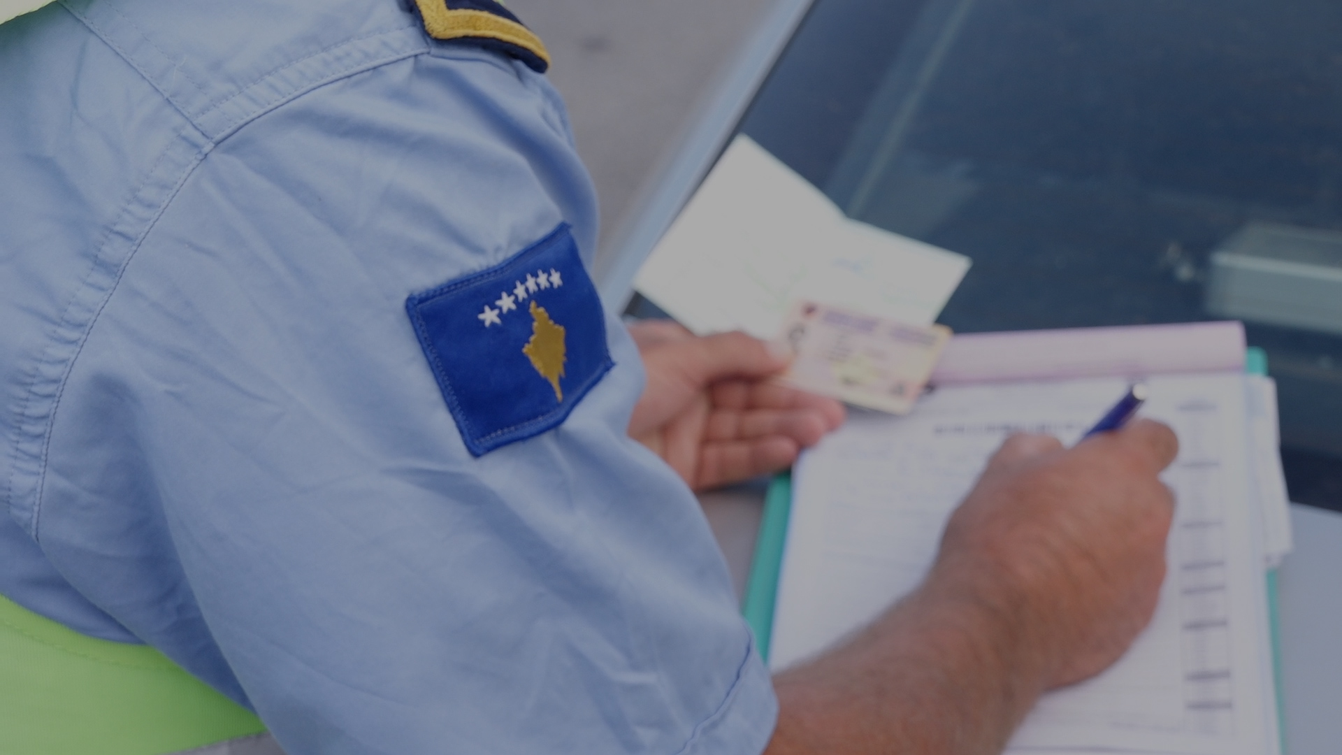 Kandidatja përdori telefonin, ndëshkohet instruktorja e auto-shkollës në Ferizaj