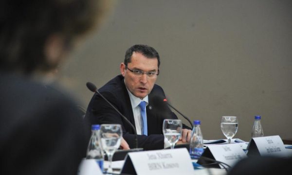 Bajram Gecaj godet ashpër Kurtin pas marrëveshjes Tahiri-VV: Ai i përtyp njerëzit si çamçakëz