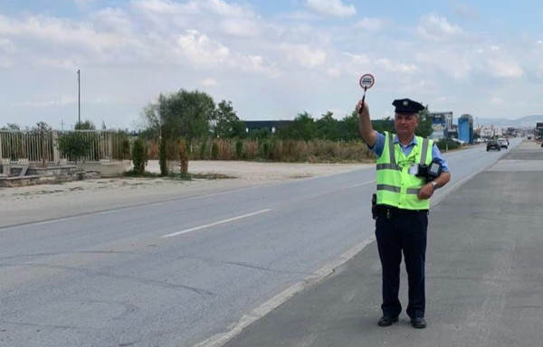 Kandidatja e auto-shkollës përdori telefonin gjatë vozitjes, ndëshkohet instruktorja