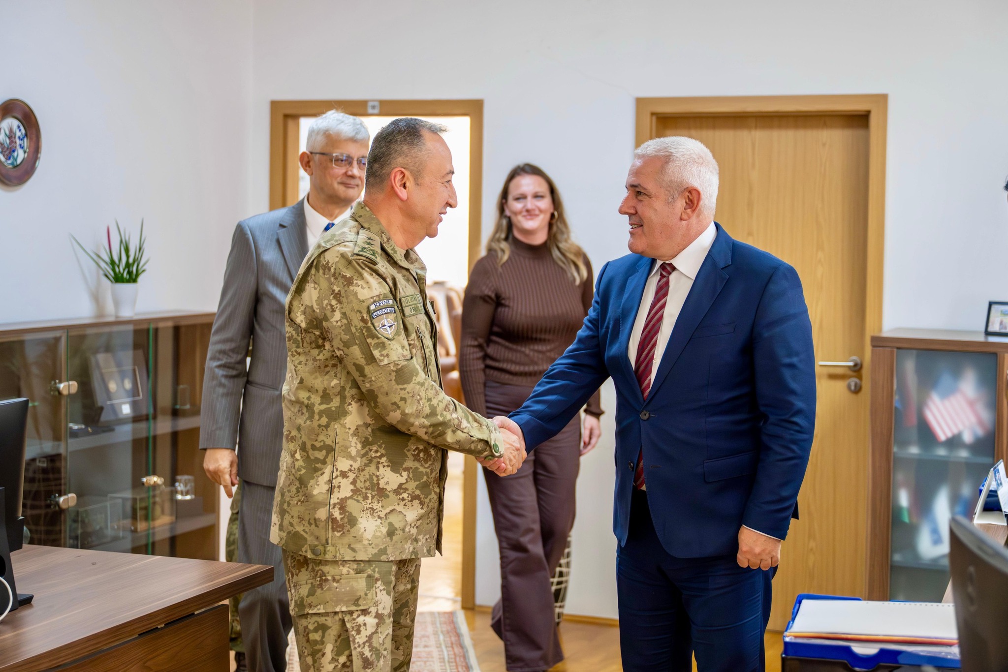 Komandanti i KFOR-it takohet me Sveçlën, diskutohet situata e sigurisë në Kosovë