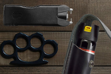 Serbit në Bërnjak policia i gjen në veturë boks hekuri dhe sprej