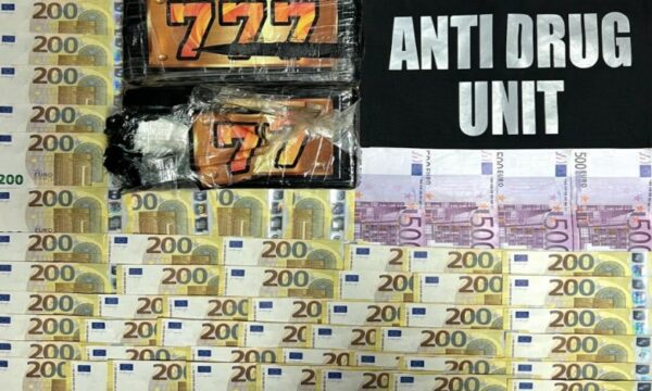 Kapen 2 kilogram kokainë, dy të arrestuar e 13 mijë euro të konfiskuara