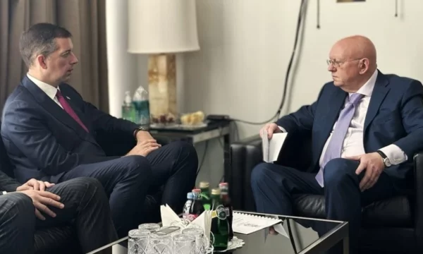 Serbia vazhdon konsultimet me Rusinë për Kosovën, pavarësisht thirrjeve për sanksione ndaj Moskës