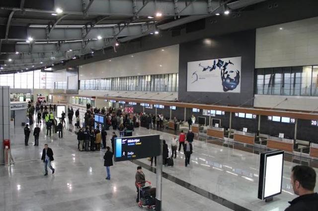 Vdes një person në Aeroportin e Prishtinës gjatë procesit të check-in