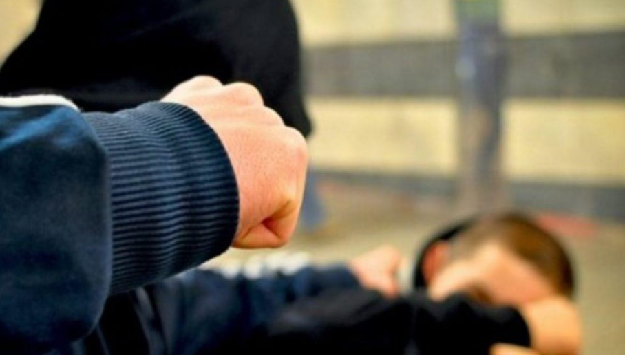 Rrahje mes tre personave në Novobërdë, njëri përfundon në spital