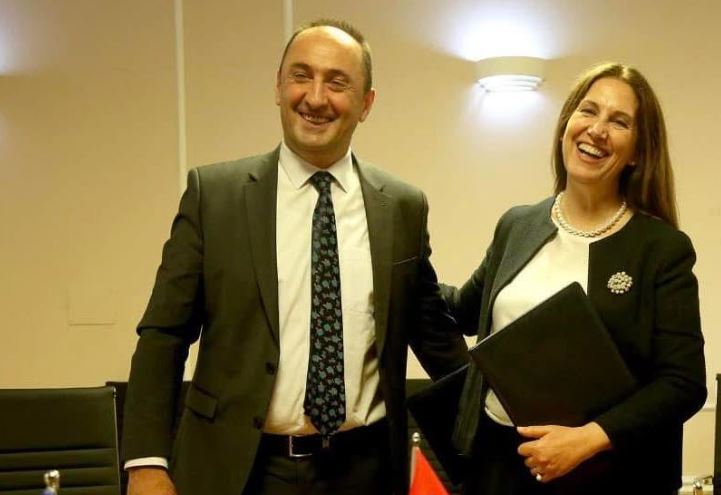 Aliu në krye të Portit të Durrësit, Kumbaro i gëzohet lajmit