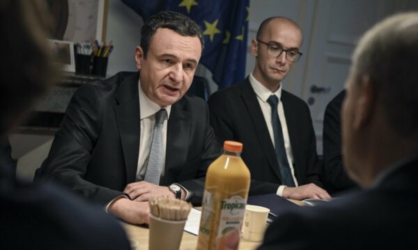 Kurti në Paris diskuton “për gjeopolitikë dhe mbrojtjen e të drejtave të pakicave” në Institutin e njohur