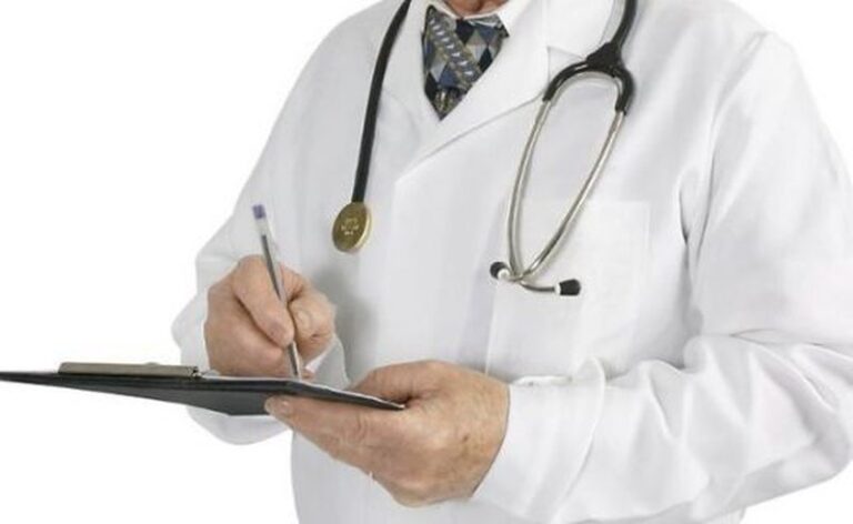 Pushimi mjekësor që blihet me 10 deri në 50 euro – Policia jap detaje për mjekun e arrestuar në Vushtrri