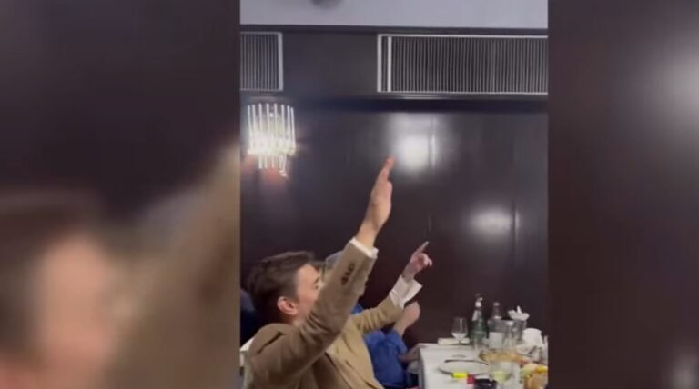 Kërcënimi për Kosovën – Kryeparlamentarja serbe me këngë çetnikësh i ulet në gjunjë Vuçiqit