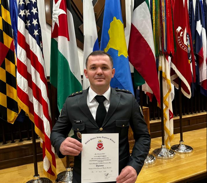 Oficeri i FSK-së diplomon në Amerikë, përgatitet në inxhinieri ushtarake