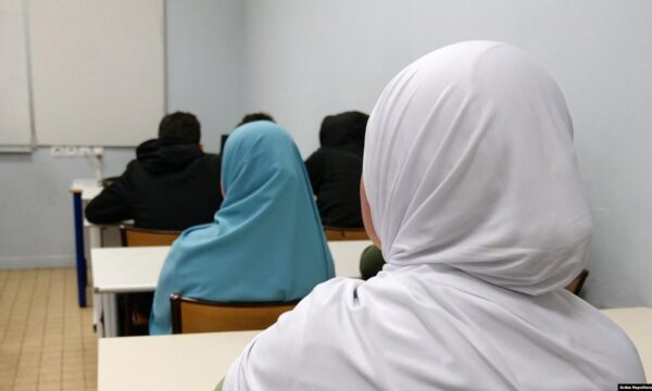 Supremja i jep të drejtë MASHT’it: Ndalimi i mbulesës islame në shkolla është në përputhje me ligjin