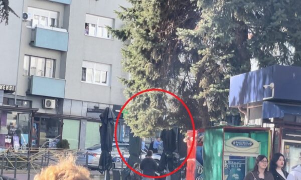 Rrahje në Mitrovicë të Veriut, një person sulmon babë e bir pas një mosmarrëveshje në komunikacion