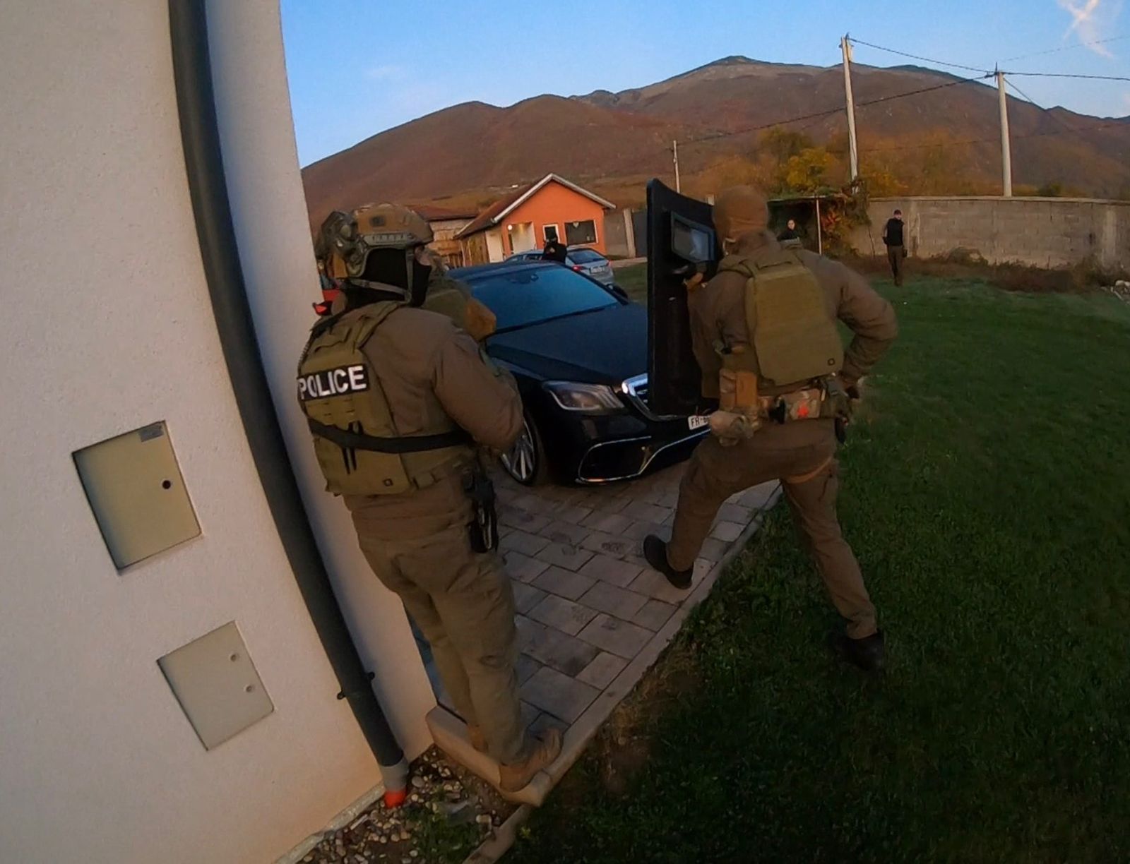 Arrestohen edhe tre të dyshuar për drogën e kapur vjet në Sverkë të Pejës