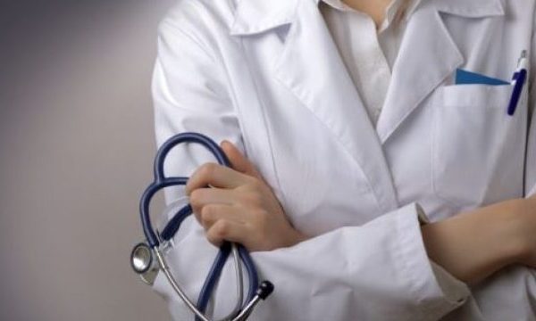 1 muaj arrest shtëpiak për mjekun që dyshohet për marrje ryshfeti